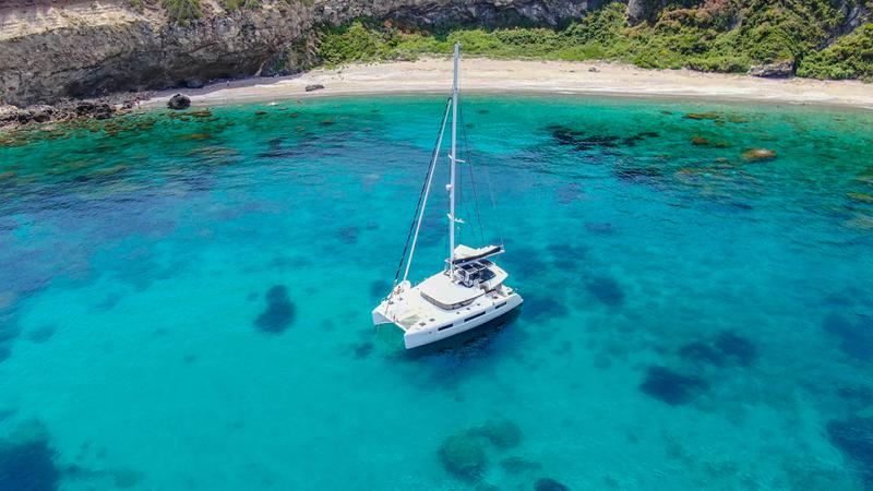 Book yachts online - catamaran - Lagoon 50 LUX elegance (2019) equipped with airconditioning (saloon + cabins), generator, watermaker, ice maker, dishwasher, washer/dryer, 2 SUP, snorkelling equipment - TWIN JOY - rent