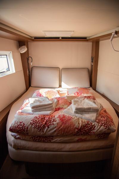 Book yachts online - catamaran - Lagoon 50 LUX elegance (2019) equipped with airconditioning (saloon + cabins), generator, watermaker, ice maker, dishwasher, washer/dryer, 2 SUP, snorkelling equipment - TWIN JOY - rent