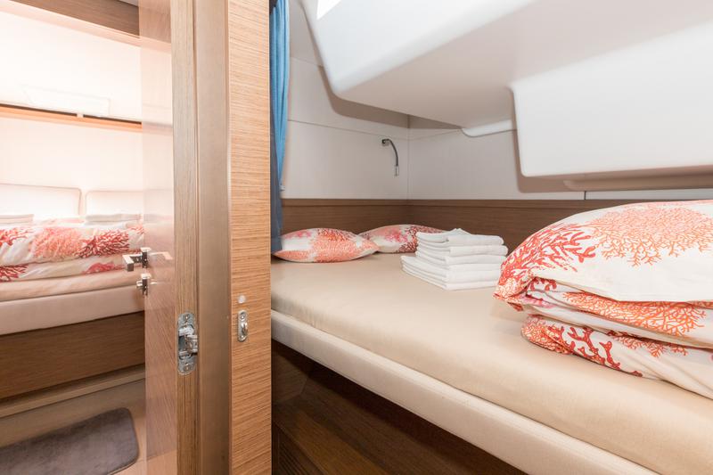 Book yachts online - catamaran - Lagoon 50 LUX elegance (2019) equipped with airconditioning (saloon + cabins), generator, watermaker, ice maker, dishwasher, washer/dryer, 2 SUP, snorkelling equipment - TWIN JOY - rent