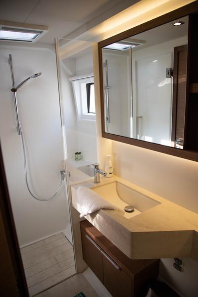 Book yachts online - catamaran - Lagoon 50 LUX elegance (2019) equipped with airconditioning (saloon + cabins), generator, watermaker, ice maker, dishwasher, washer/dryer, 2 SUP, snorkelling equipment - TWIN JOY - rent