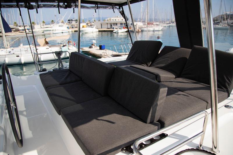 Book yachts online - catamaran - Lagoon 50 LUX elegance (2019) equipped with airconditioning (saloon + cabins), generator, watermaker, ice maker, dishwasher, washer/dryer, 2 SUP, snorkelling equipment - TWIN JOY - rent