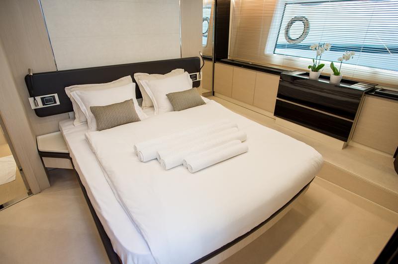 Book yachts online - motorboat - Azimut 72 Fly - Alyss - rent