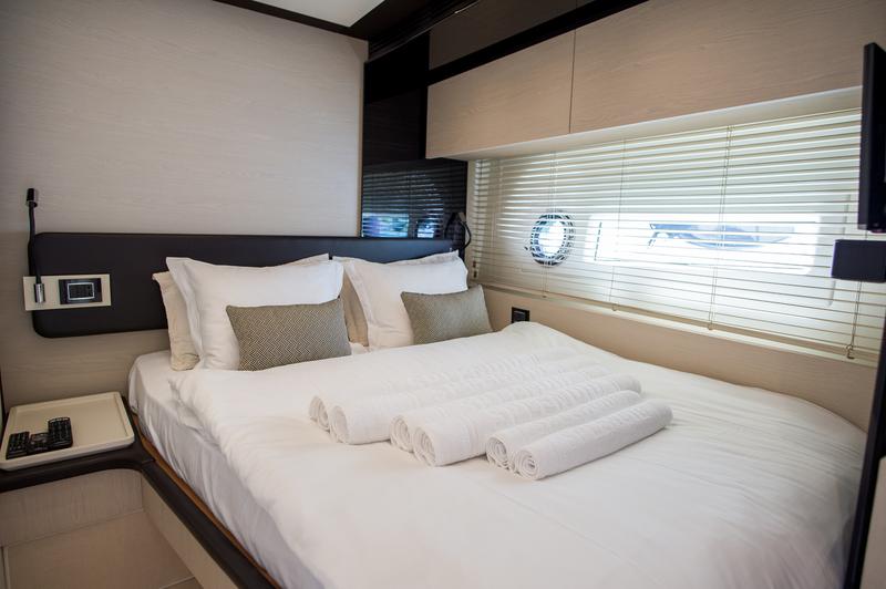 Book yachts online - motorboat - Azimut 72 Fly - Alyss - rent