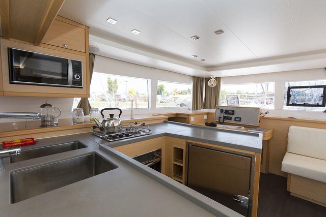 Book yachts online - catamaran - Lagoon 450 Fly A/C &amp; GEN - MARIA - rent