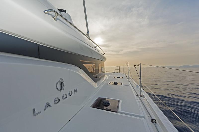 Book yachts online - catamaran - Lagoon 50 A/C &amp; GEN &amp; WM - HAPPY FEET - rent