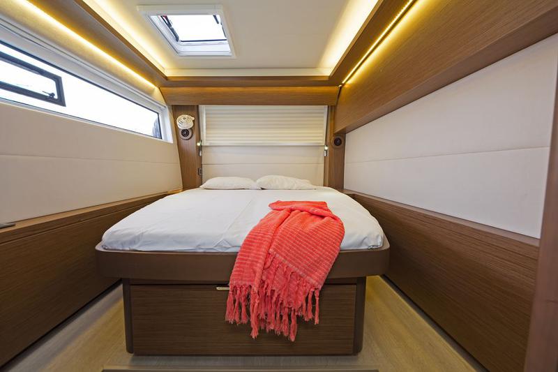 Book yachts online - catamaran - Lagoon 50 A/C &amp; GEN &amp; WM - HAPPY FEET - rent