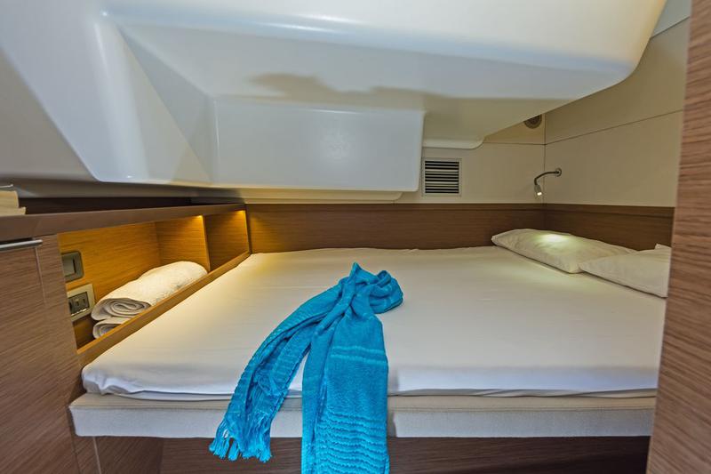 Book yachts online - catamaran - Lagoon 50 A/C &amp; GEN &amp; WM - HAPPY FEET - rent