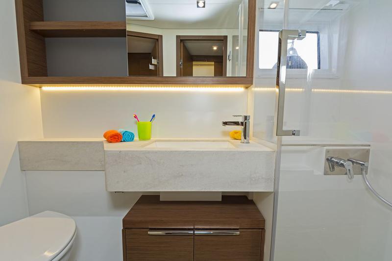 Book yachts online - catamaran - Lagoon 50 A/C &amp; GEN &amp; WM - HAPPY FEET - rent