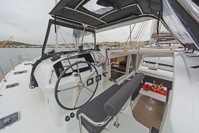 Book yachts online - catamaran - Lagoon 400S2 - LIBRE - rent