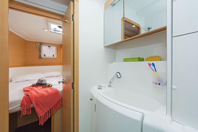 Book yachts online - catamaran - Lagoon 400S2 - LIBRE - rent