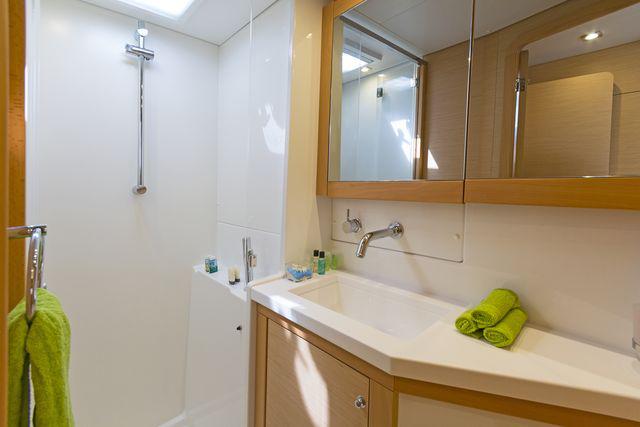 Book yachts online - catamaran - Lagoon 450 Fly A/C &amp; GEN - NEMESIS - rent