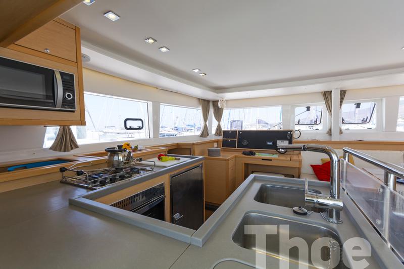 Book yachts online - catamaran - Lagoon 450 Fly A/C &amp; GEN - Thoe - rent