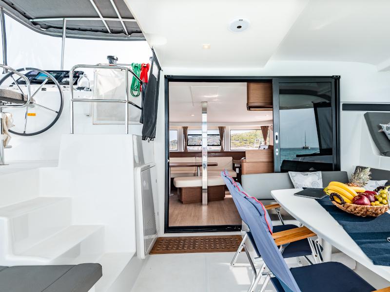 Book yachts online - catamaran - Lagoon 42 - Beauty L A/C-GEN-WATER MAKER-SOLAR-ELEC.WC - rent