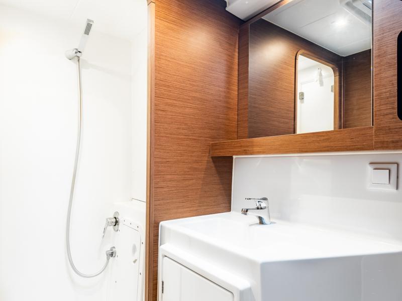 Book yachts online - catamaran - Lagoon 42 - Beauty L A/C-GEN-WATER MAKER-SOLAR-ELEC.WC - rent