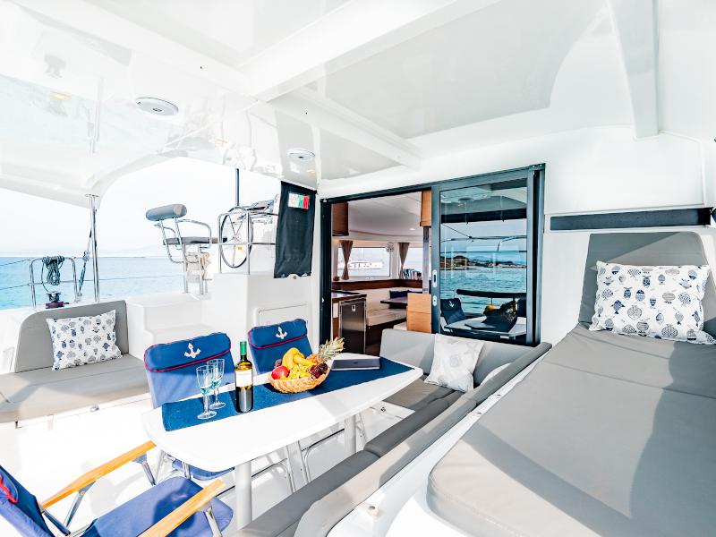 Book yachts online - catamaran - Lagoon 42 - Beauty L A/C-GEN-WATER MAKER-SOLAR-ELEC.WC - rent