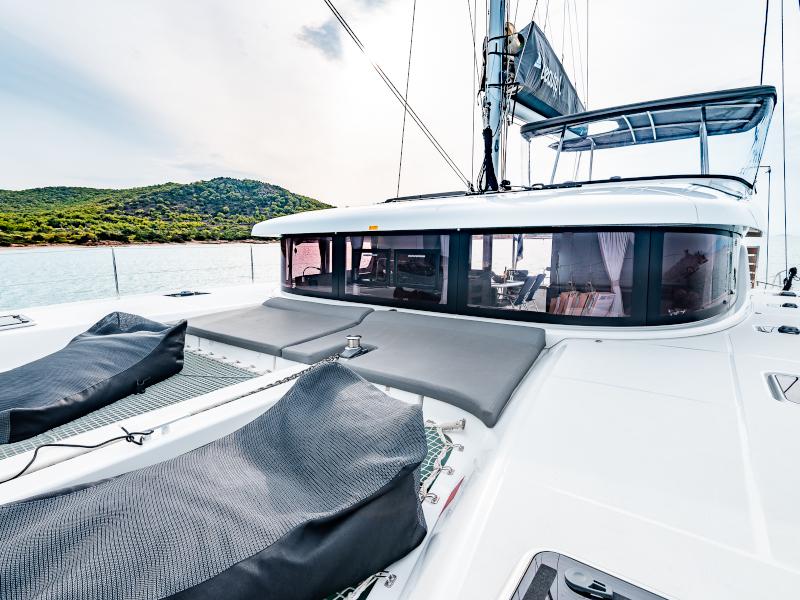 Book yachts online - catamaran - Lagoon 42 - Beauty L A/C-GEN-WATER MAKER-SOLAR-ELEC.WC - rent