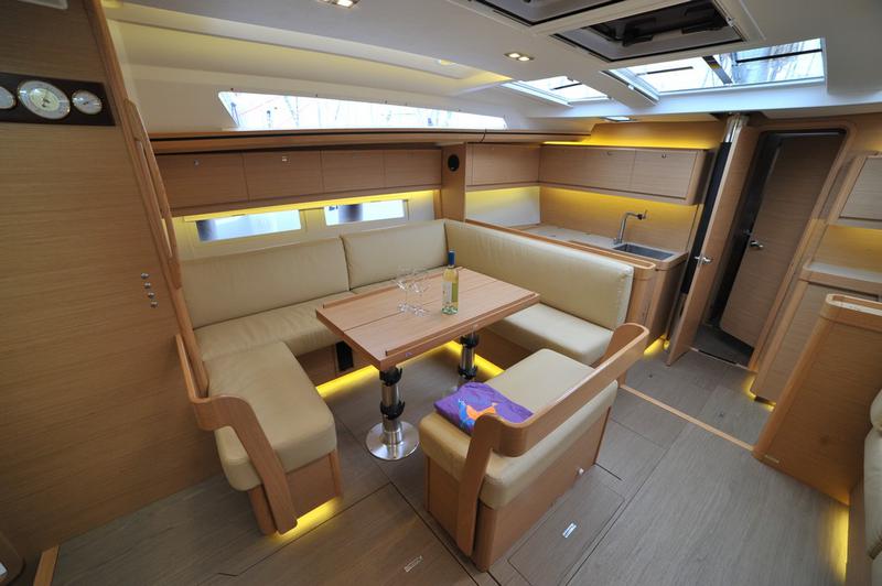 Book yachts online - sailboat - Dufour 520 GL - Greenleaf - rent