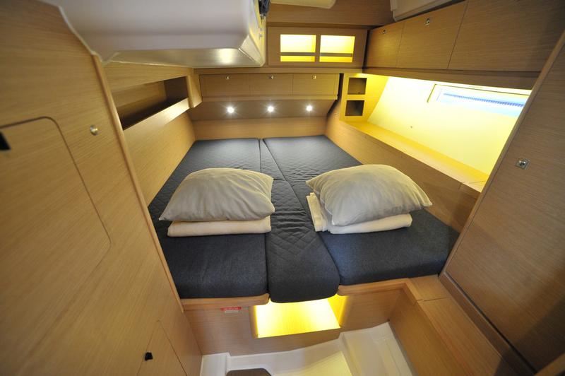 Book yachts online - sailboat - Dufour 520 GL - Greenleaf - rent