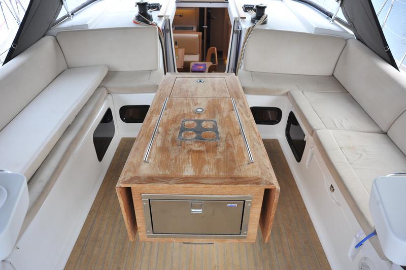 Book yachts online - sailboat - Dufour 520 GL - Greenleaf - rent