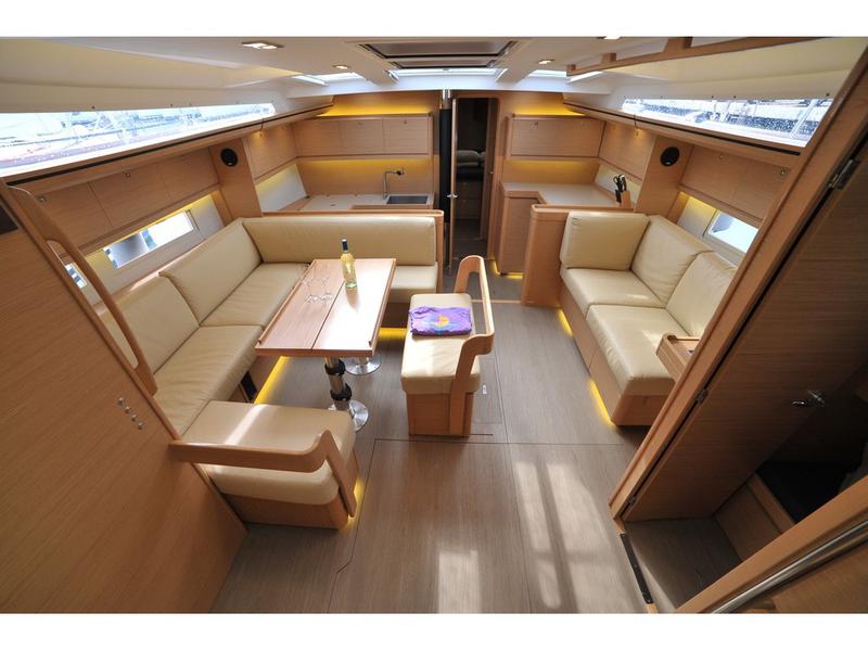 Book yachts online - sailboat - Dufour 520 GL - Greenleaf - rent