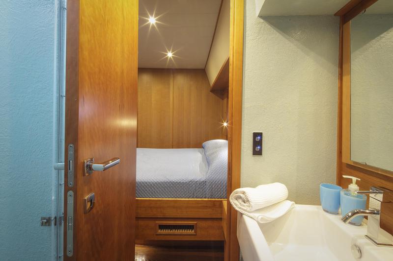 Book yachts online - motorboat - Lobfish 57 - Baby Blue - rent