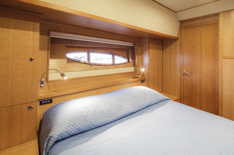 Book yachts online - motorboat - Lobfish 57 - Baby Blue - rent