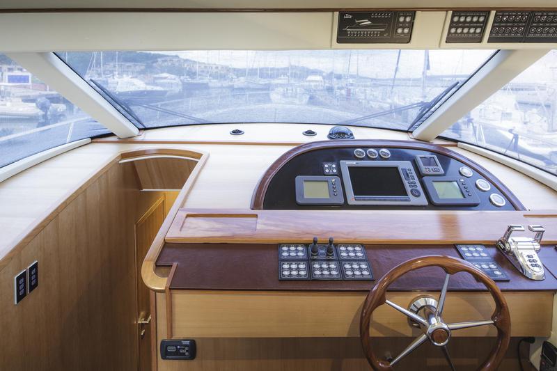 Book yachts online - motorboat - Lobfish 57 - Baby Blue - rent