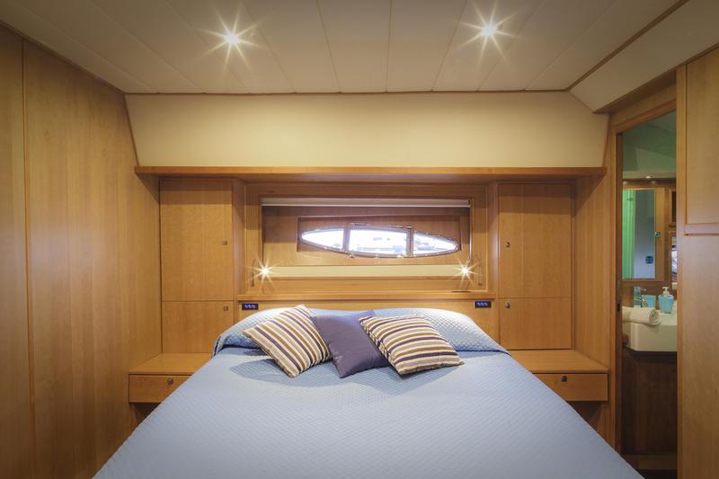 Book yachts online - motorboat - Lobfish 57 - Baby Blue - rent