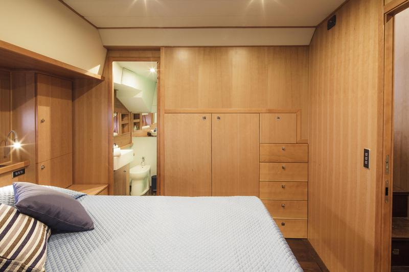 Book yachts online - motorboat - Lobfish 57 - Baby Blue - rent