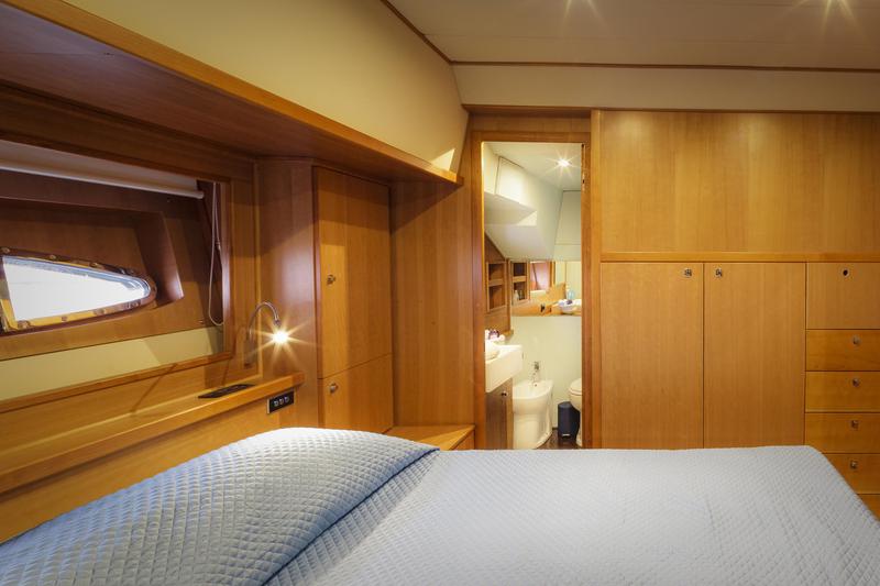 Book yachts online - motorboat - Lobfish 57 - Baby Blue - rent