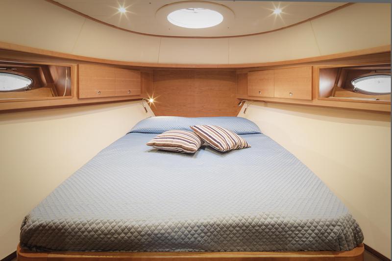 Book yachts online - motorboat - Lobfish 57 - Baby Blue - rent
