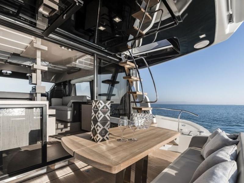 Book yachts online - motorboat - Cranchi E 52 F Evoluzione - Angelina M - rent