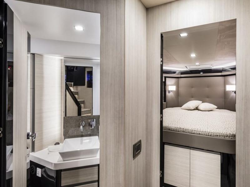 Book yachts online - motorboat - Cranchi E 52 F Evoluzione - Angelina M - rent