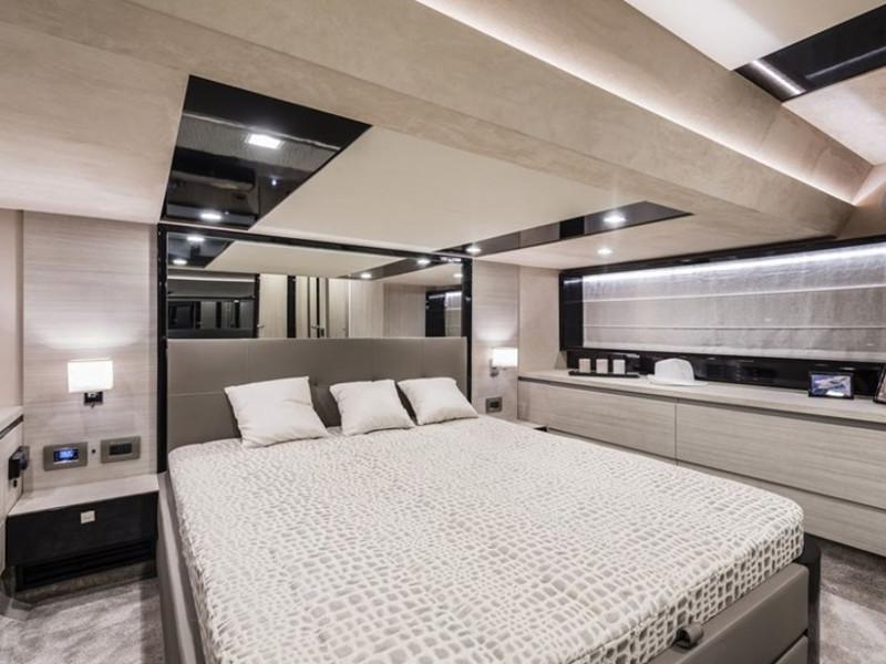 Book yachts online - motorboat - Cranchi E 52 F Evoluzione - Angelina M - rent