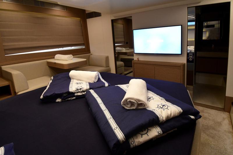 Book yachts online - motorboat - Prestige 590 Fly - B. GINGER - rent