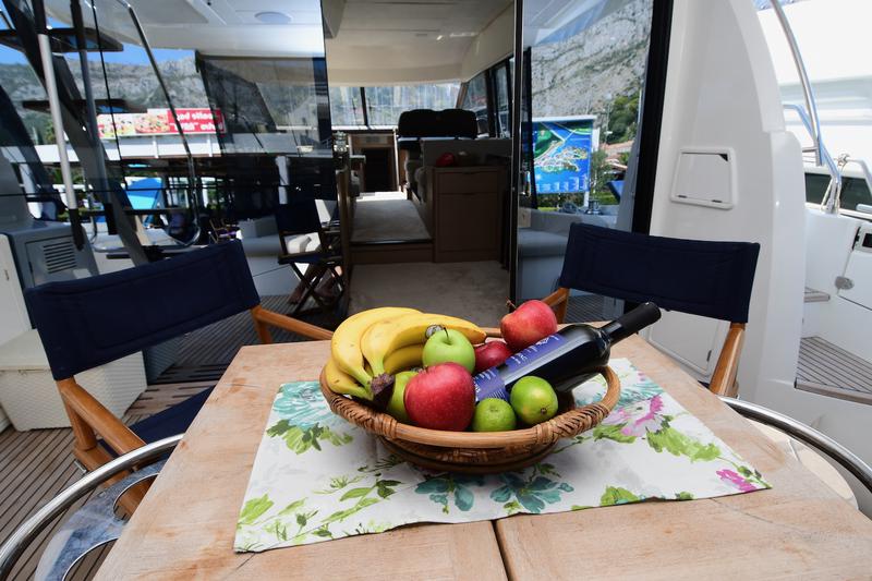 Book yachts online - motorboat - Prestige 590 Fly - B. GINGER - rent