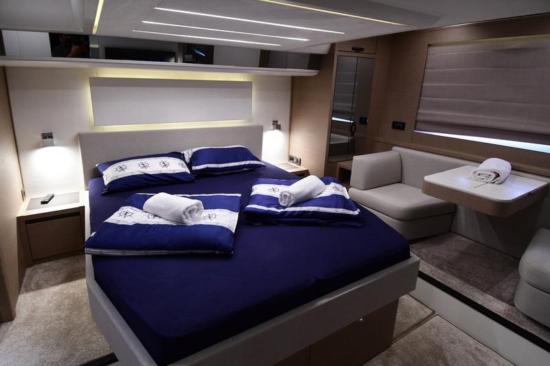 Book yachts online - motorboat - Prestige 590 Fly - B. GINGER - rent