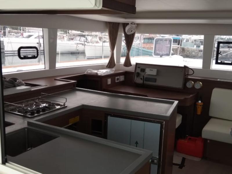 Book yachts online - catamaran - Lagoon 450  Flybridge - Aeolian Dream - rent