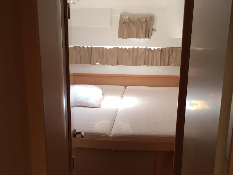 Book yachts online - catamaran - Lagoon 42 - Aeolian Spirit - rent