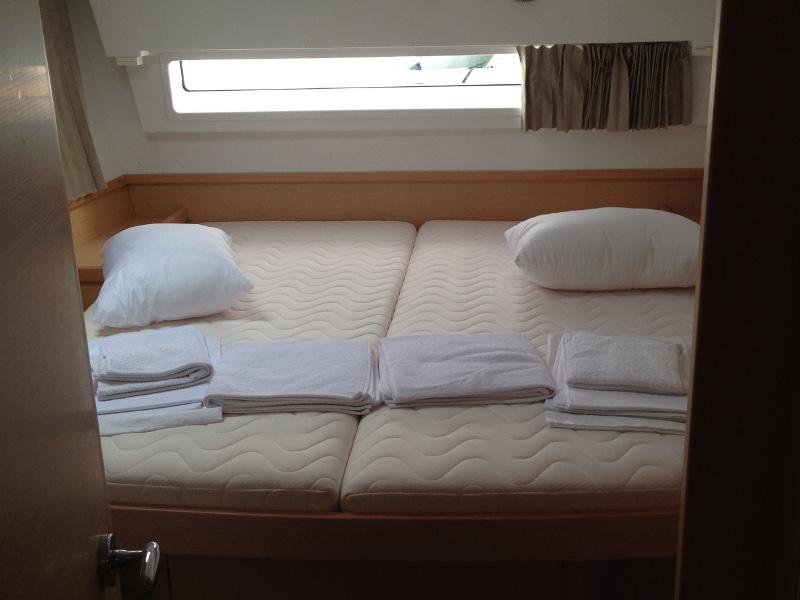 Book yachts online - catamaran - Lagoon 42 - Aeolian Spirit - rent