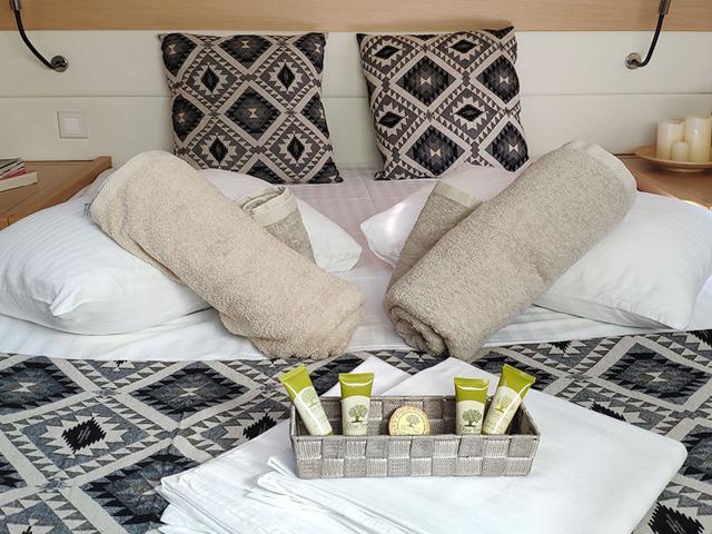 Book yachts online - catamaran - Lagoon 52 LUX (GEN,AC,WATERMAKER) - Princess Bella - rent