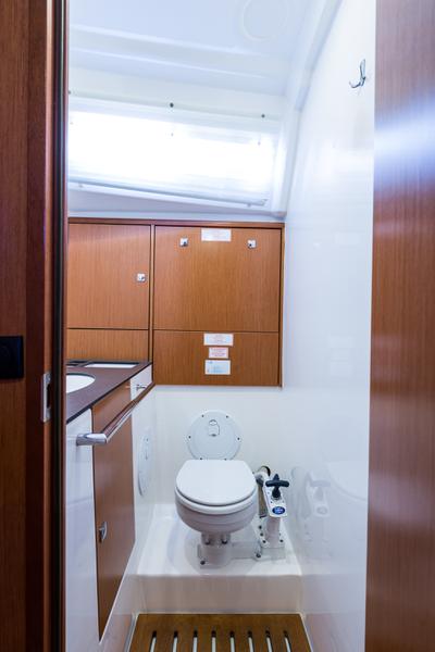 Book yachts online - sailboat - Bavaria Cruiser 46 - Morning Star  - A/C in Saloon - rent