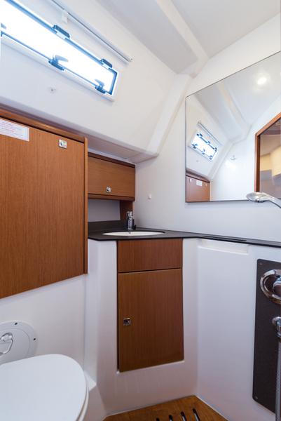 Book yachts online - sailboat - Bavaria Cruiser 46 - Morning Star  - A/C in Saloon - rent