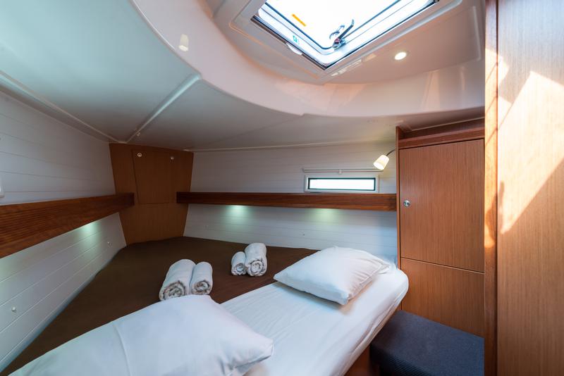 Book yachts online - sailboat - Bavaria 45 Cruiser Owner version - Bunty - Bow &amp; Teak - rent