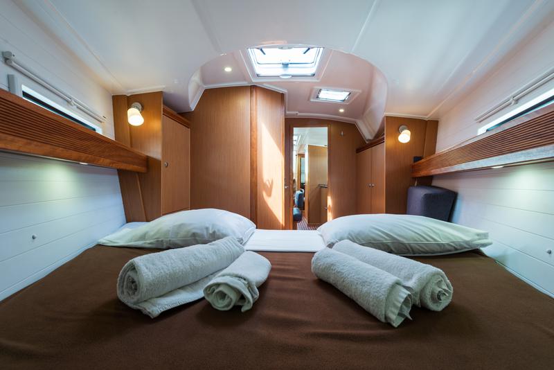 Book yachts online - sailboat - Bavaria 45 Cruiser Owner version - Bunty - Bow &amp; Teak - rent