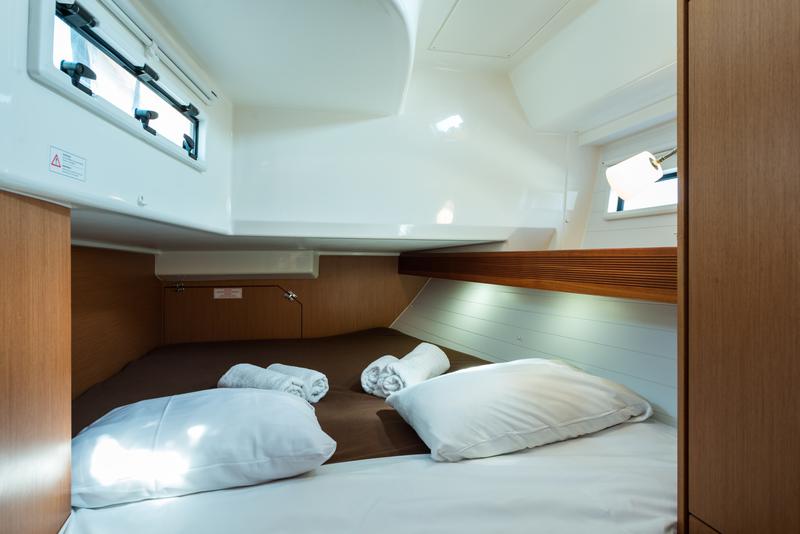 Book yachts online - sailboat - Bavaria 45 Cruiser Owner version - Bunty - Bow &amp; Teak - rent