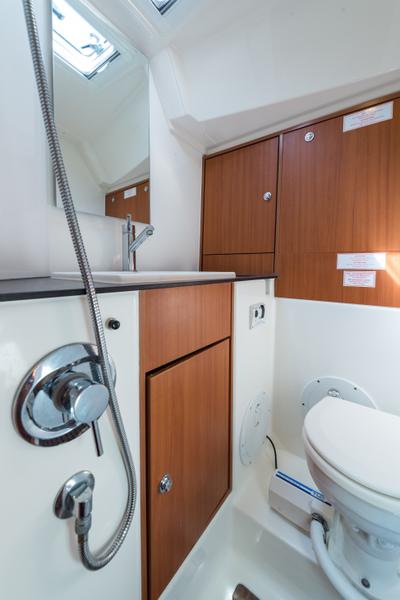 Book yachts online - sailboat - Bavaria 45 Cruiser Owner version - Bunty - Bow &amp; Teak - rent