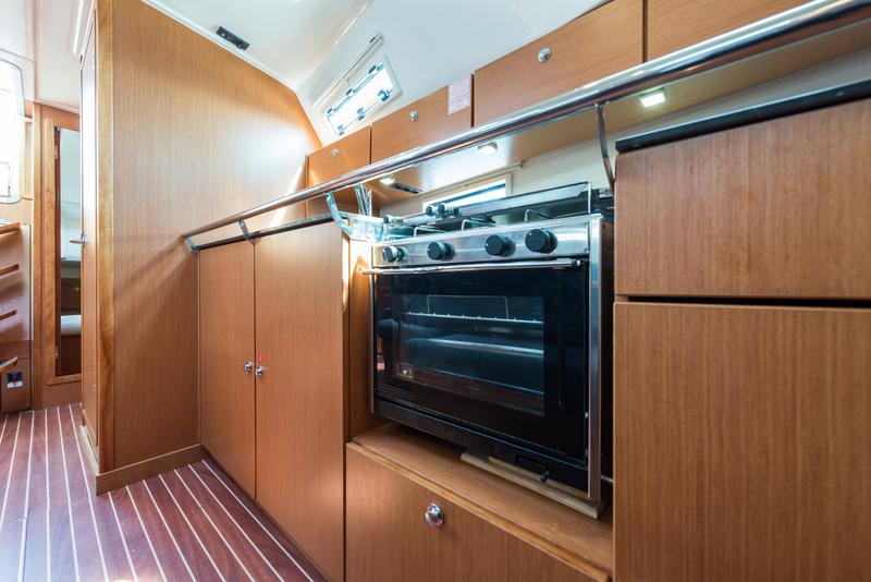 Book yachts online - sailboat - Bavaria 45 Cruiser Owner version - Bunty - Bow &amp; Teak - rent