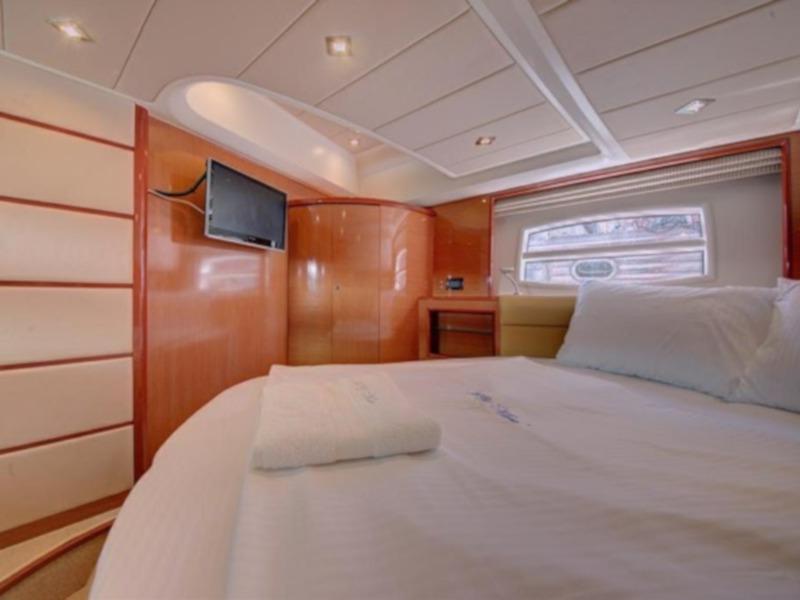 Book yachts online - motorboat - Prestige 50 Fly - Klara - rent