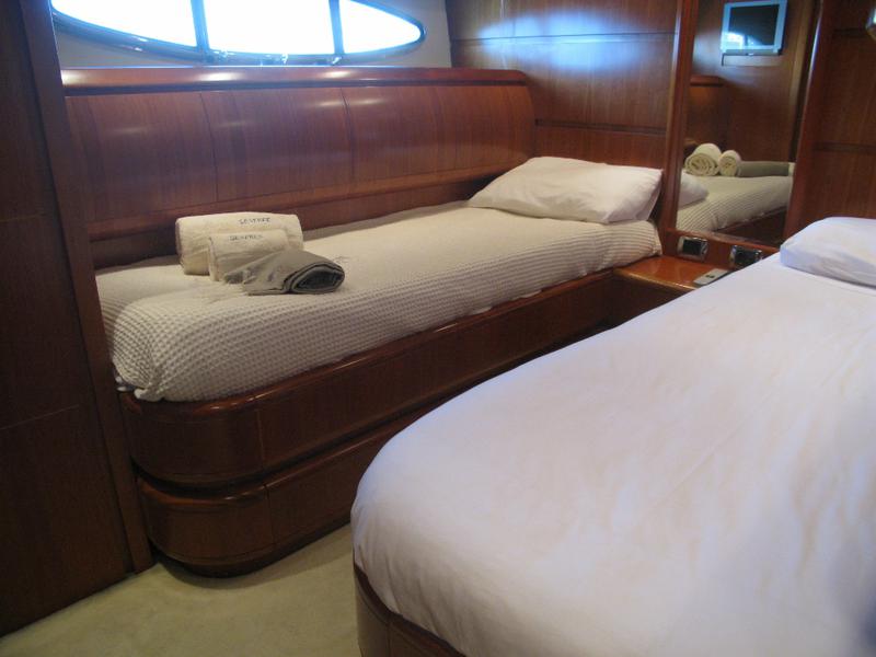 Book yachts online - motorboat - Astondoa 82 - Seafree - rent